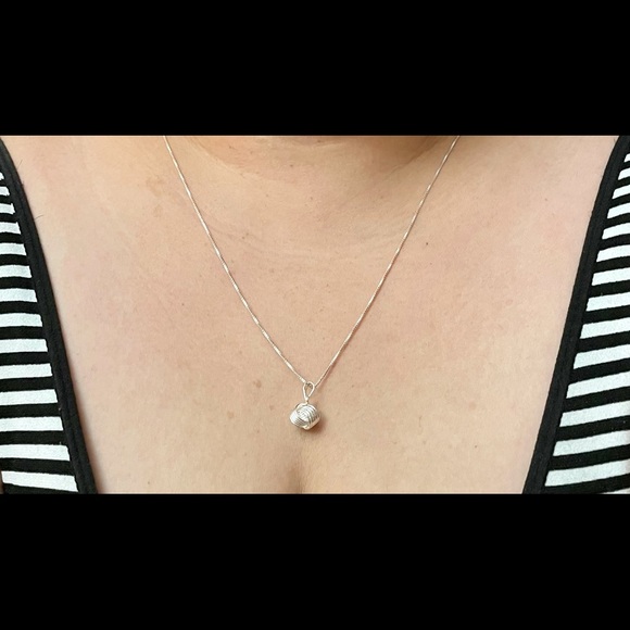 Sterling silver love knot necklace - Picture 9 of 9